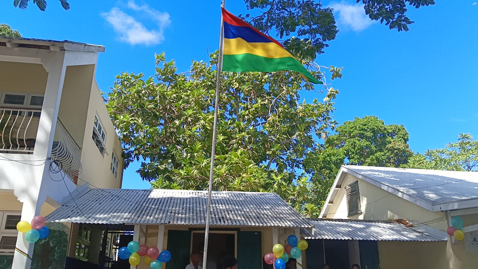 Le bâtiment de l'école dans la cour de la paroisse de Fatima